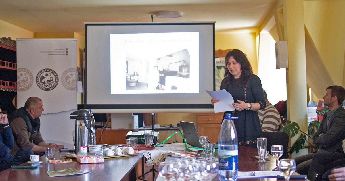 Kötény alól kontyalávaló